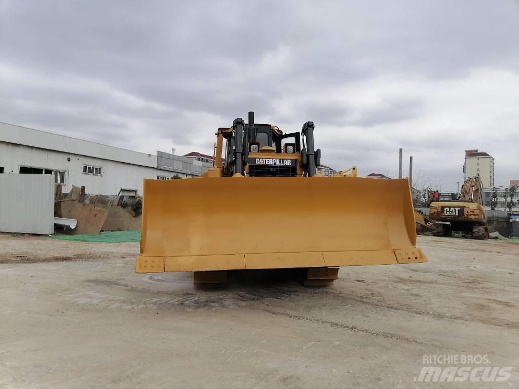 CAT D 8 R بلدوزرات مجنزرة