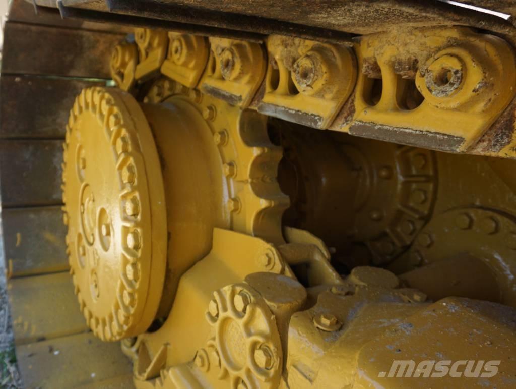 CAT D 6 K 2 LGP بلدوزرات مجنزرة
