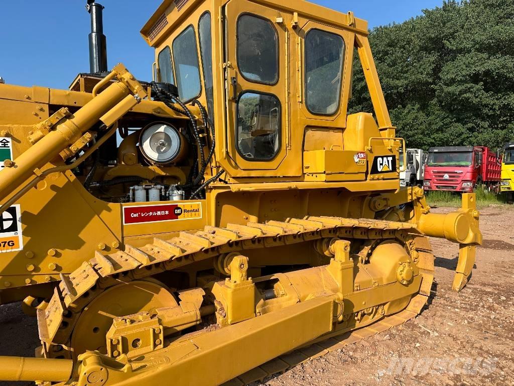 CAT D7G بلدوزرات مجنزرة