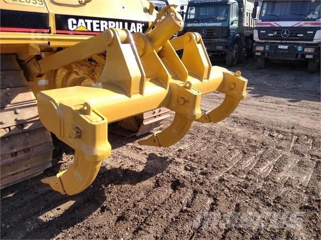 CAT D 6 M بلدوزرات مجنزرة