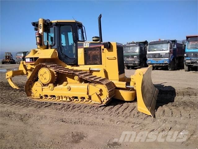 CAT D 6 M بلدوزرات مجنزرة