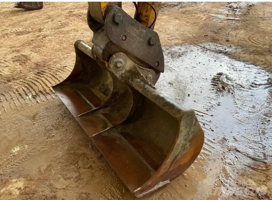 JCB JS 130 LC حفارات زحافة