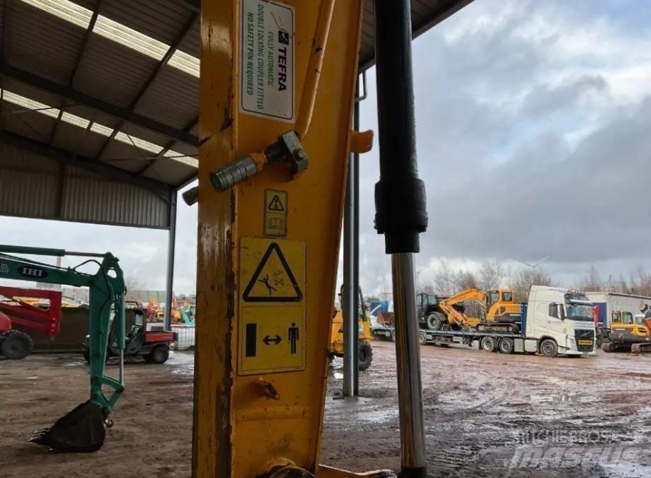 JCB JS 130 LC حفارات زحافة