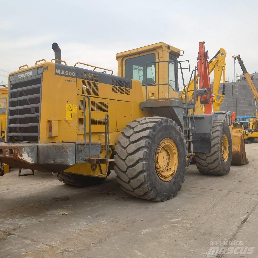 Komatsu WA 600-6 لوادر بعجل