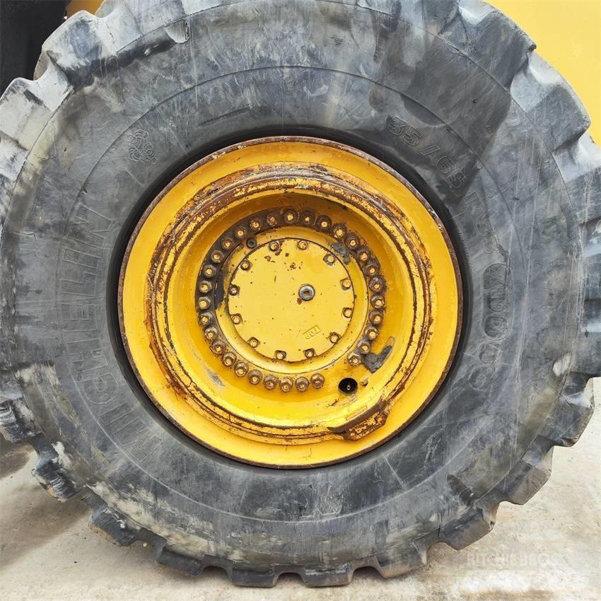 Komatsu WA 600-6 لوادر بعجل