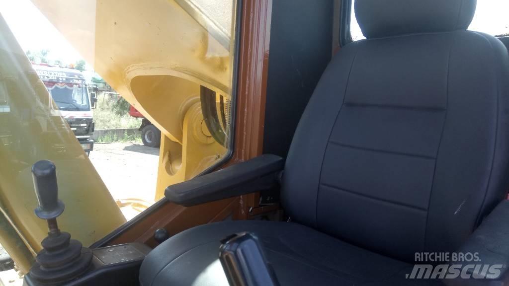 CAT 245 D ME حفارات زحافة