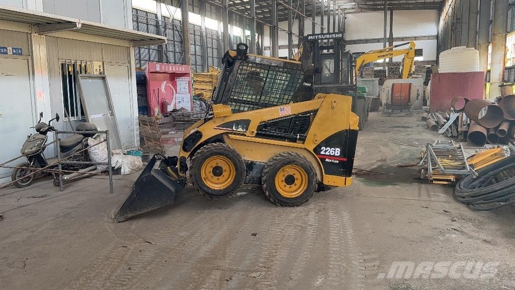 CAT 226 B لوادر انزلاقية التوجيه