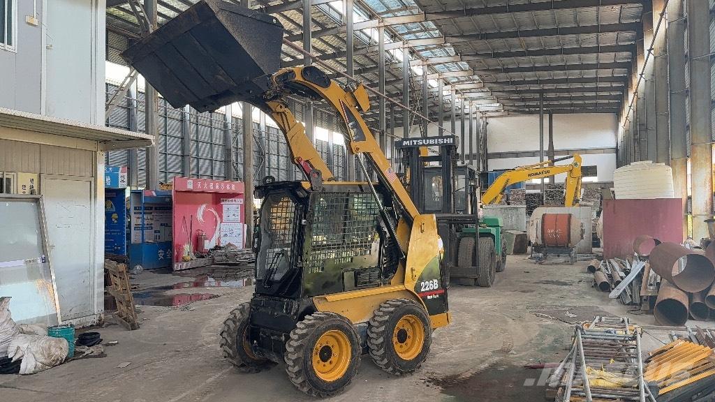 CAT 226 B لوادر انزلاقية التوجيه