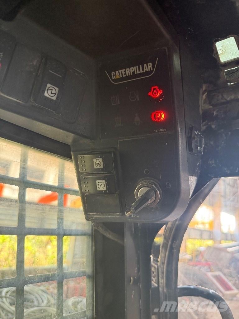 CAT 226 B لوادر انزلاقية التوجيه