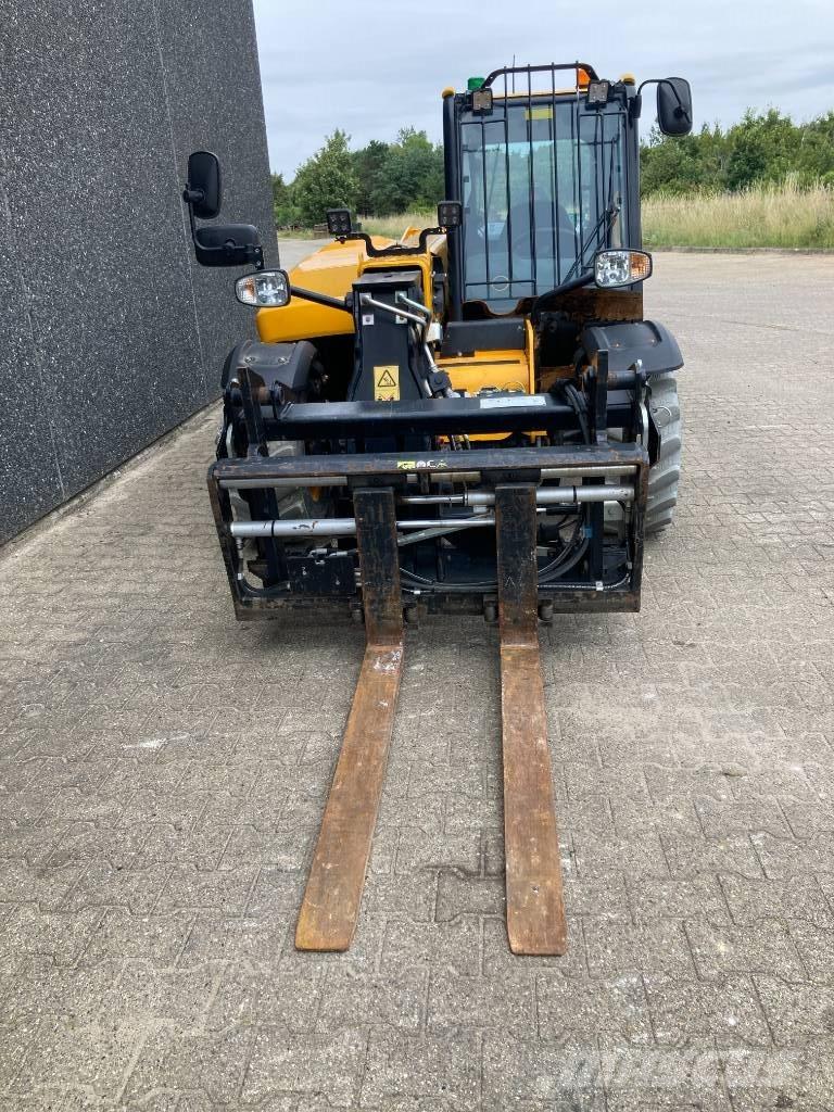 JCB 525-60 E مناولات متداخلة