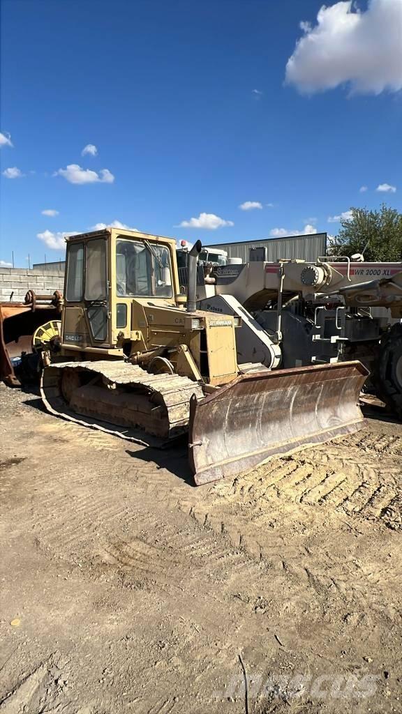 CAT D 4 C بلدوزرات مجنزرة