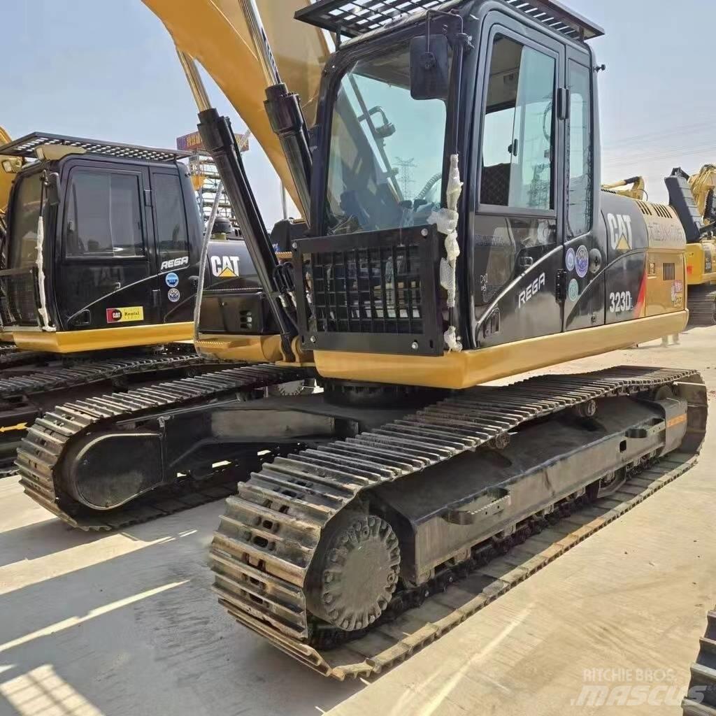 CAT 323 D حفارات زحافة