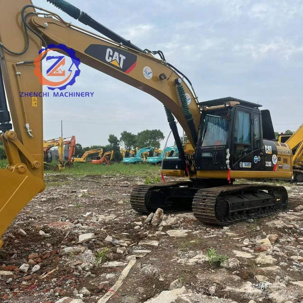 CAT 320 D2 حفارات زحافة