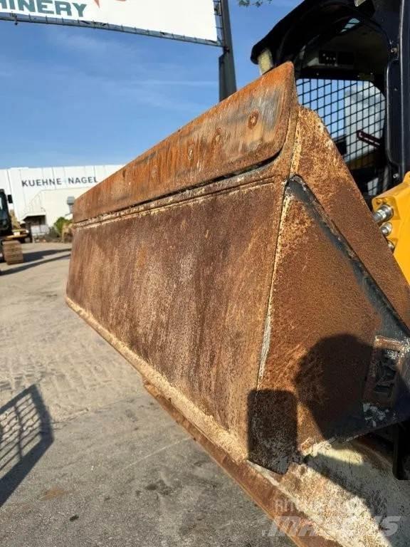 CAT 259D لوادر انزلاقية التوجيه