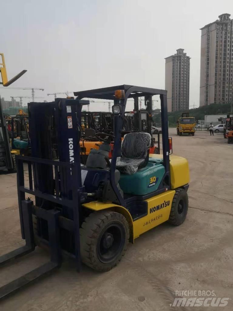 Komatsu FD 30 T-14 شاحنات الديزل