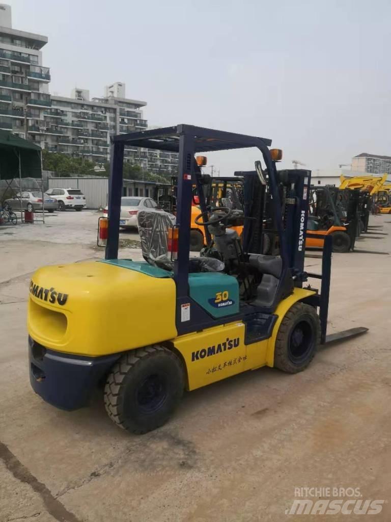 Komatsu FD 30 T-14 شاحنات الديزل