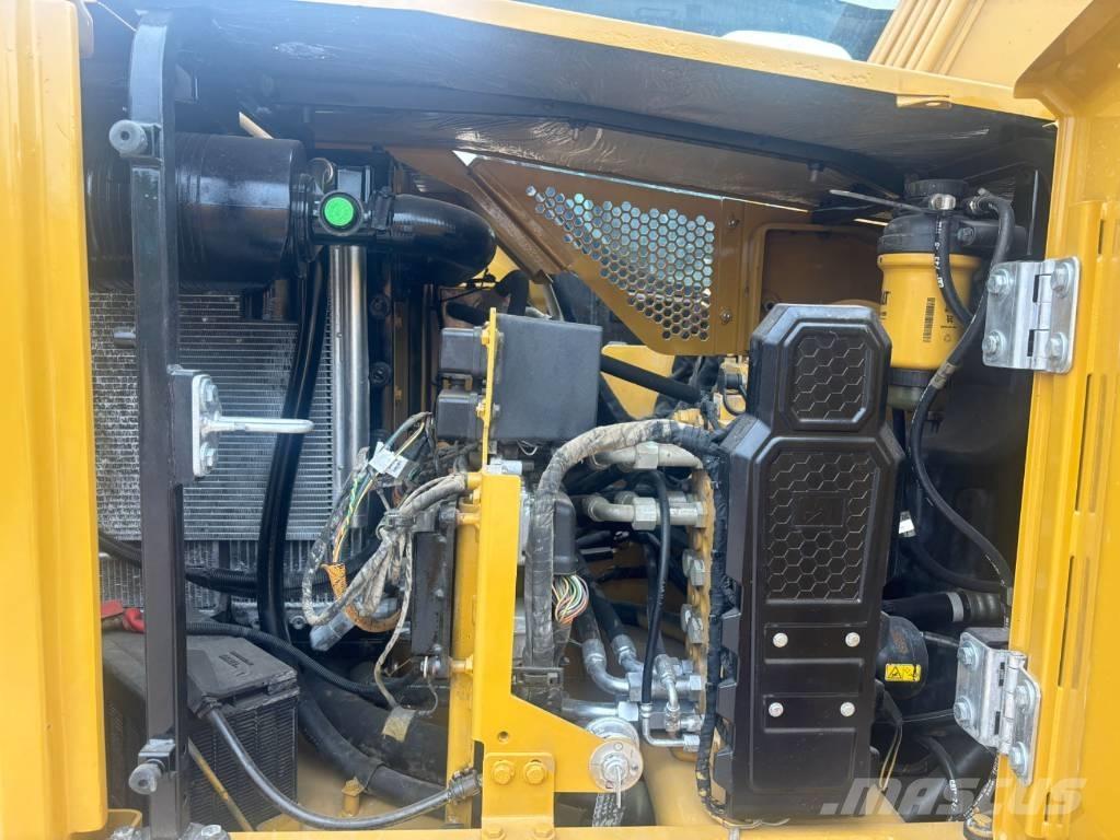 CAT 310 حفارات زحافة