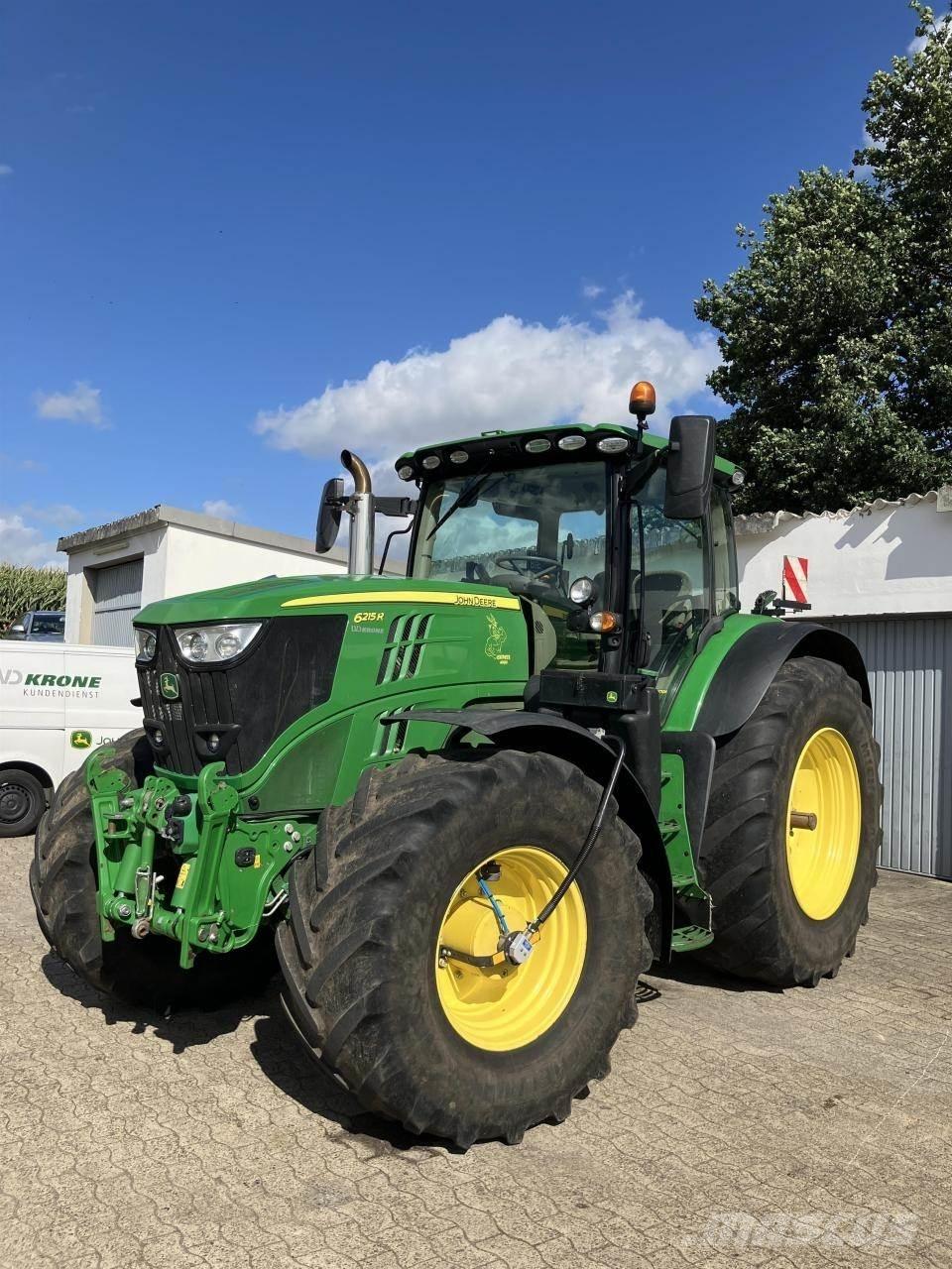 John Deere 6215R الجرارات