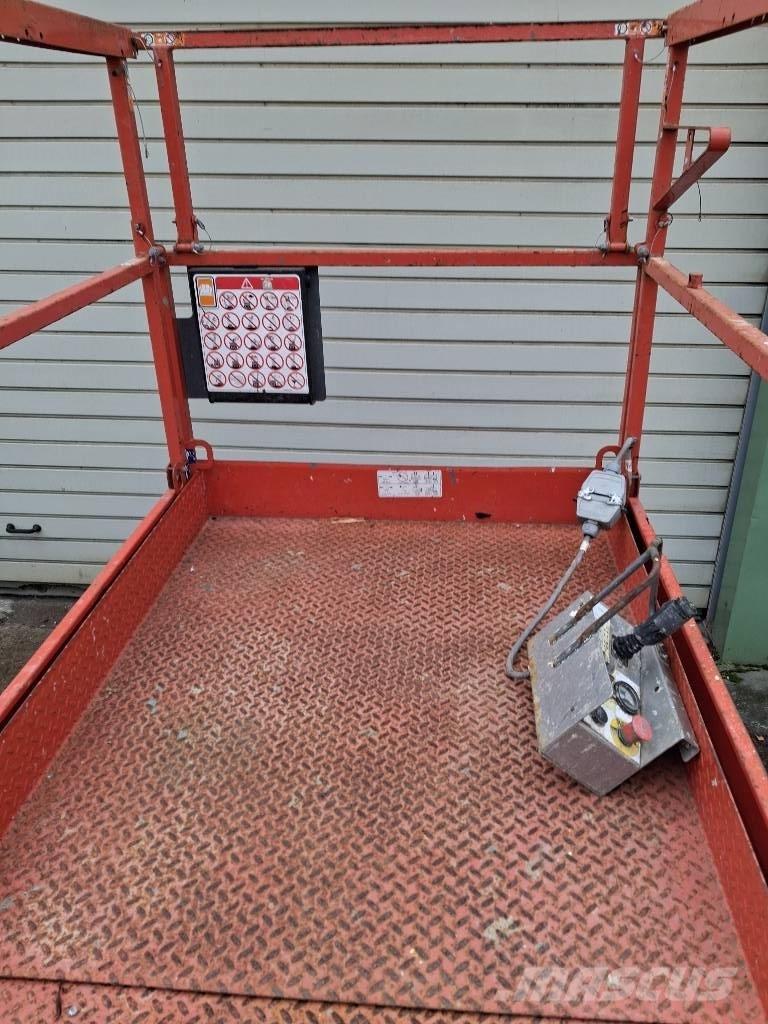 SkyJack SJ III 4632 رافعات مقصية الشكل