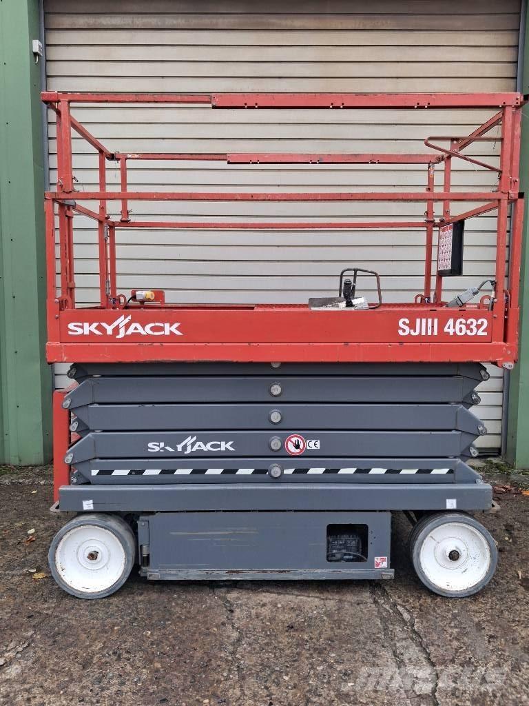 SkyJack SJ III 4632 رافعات مقصية الشكل