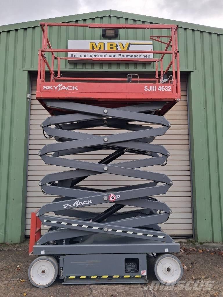 SkyJack SJ III 4632 رافعات مقصية الشكل