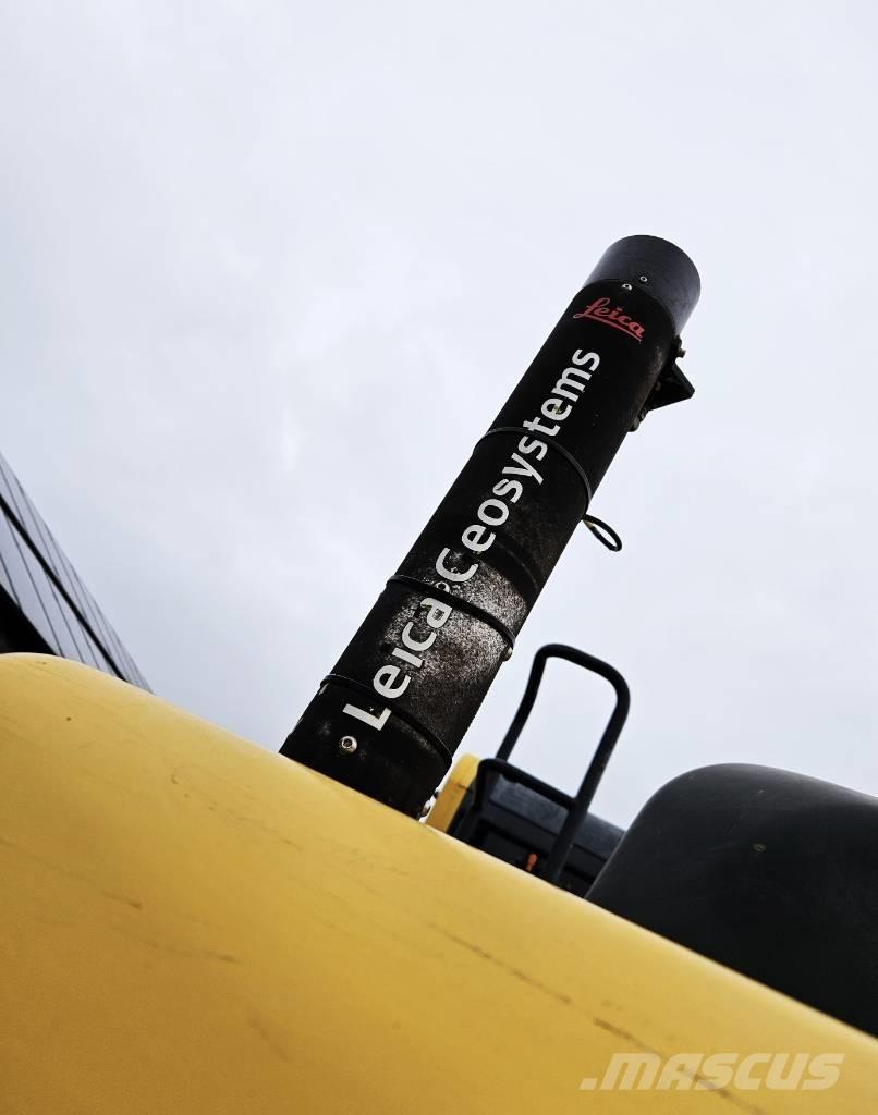 Komatsu HB 215 LC حفارات زحافة