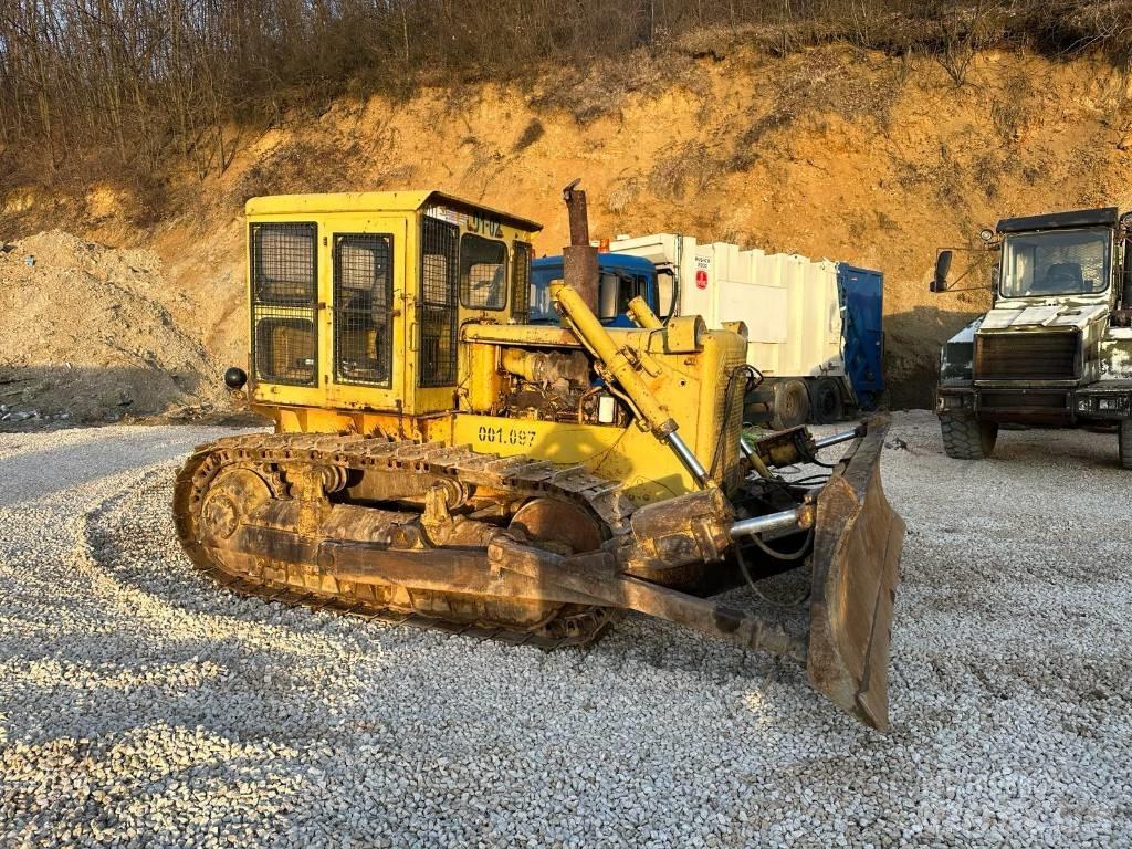 CAT D 6 C بلدوزرات مجنزرة