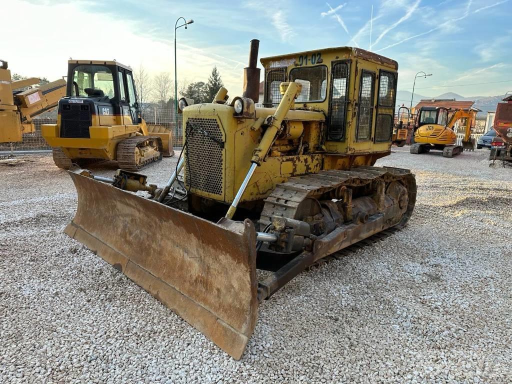 CAT D 6 C بلدوزرات مجنزرة
