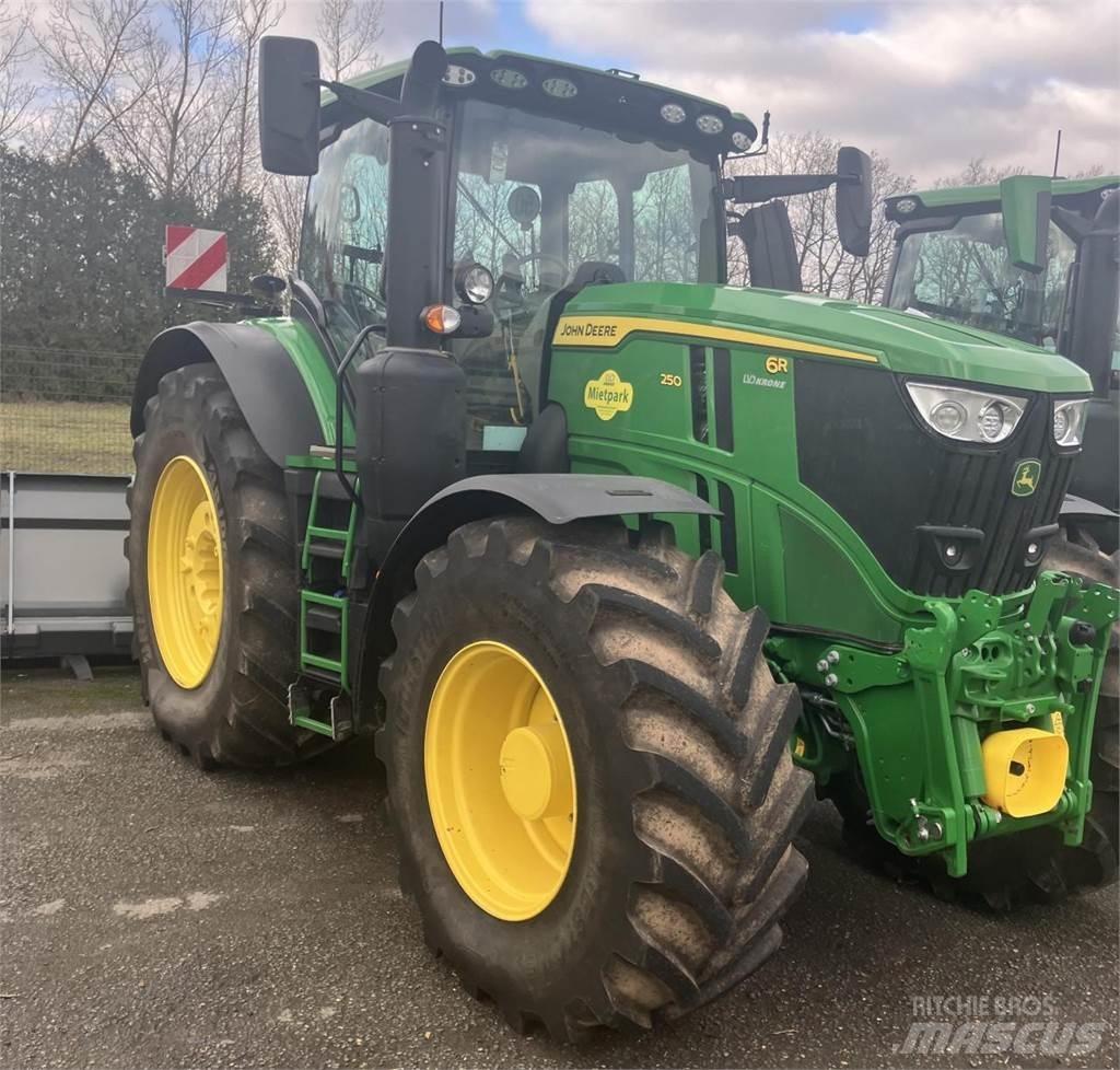 John Deere 6R 250 الجرارات