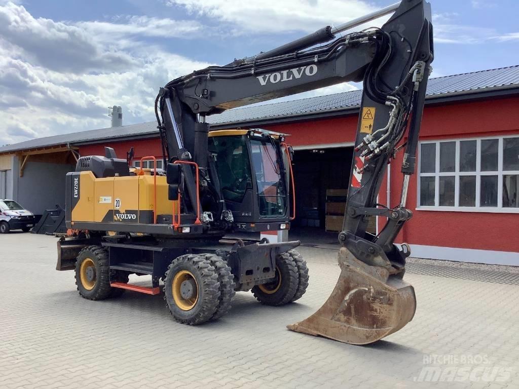 Volvo EW 220 E حفارات بعجل
