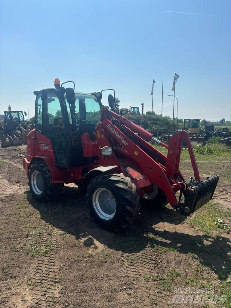 Schäffer 4250 لوادر صغيرة