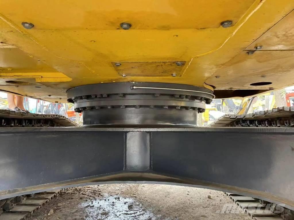 Komatsu PC240-8 حفارات زحافة