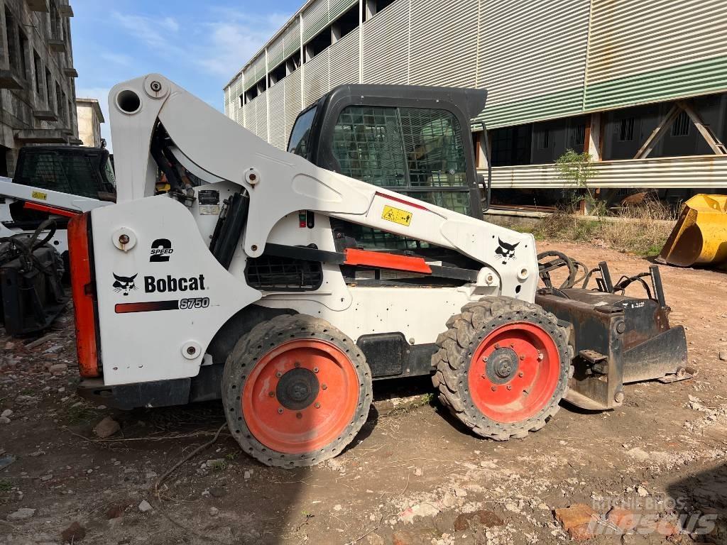 Bobcat S750 لوادر انزلاقية التوجيه