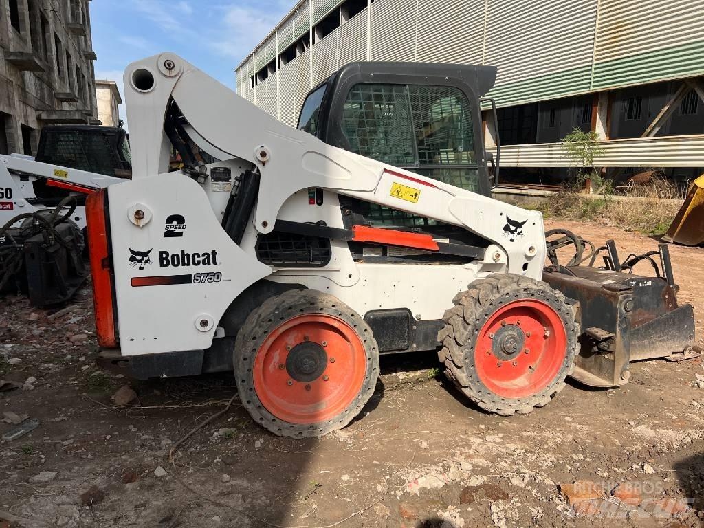 Bobcat S750 لوادر انزلاقية التوجيه