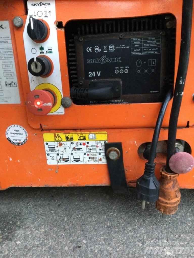 SkyJack SJ III 3219 رافعات مقصية الشكل
