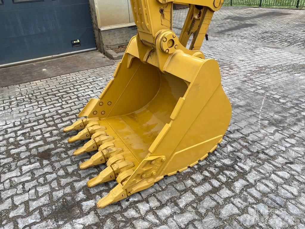 CAT 323D3 حفارات زحافة