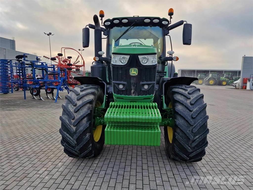 John Deere 6215R الجرارات