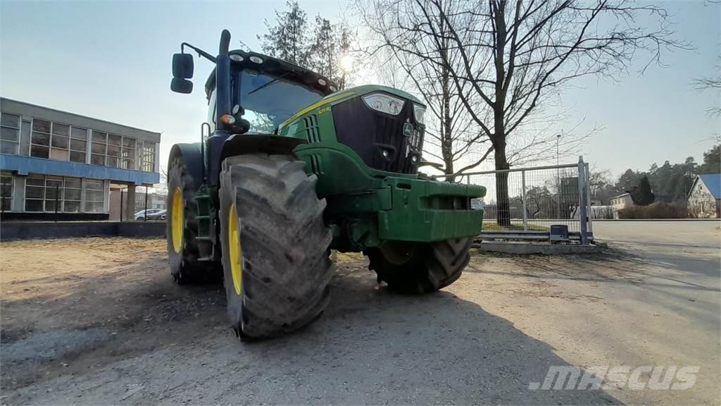 John Deere 6215R الجرارات