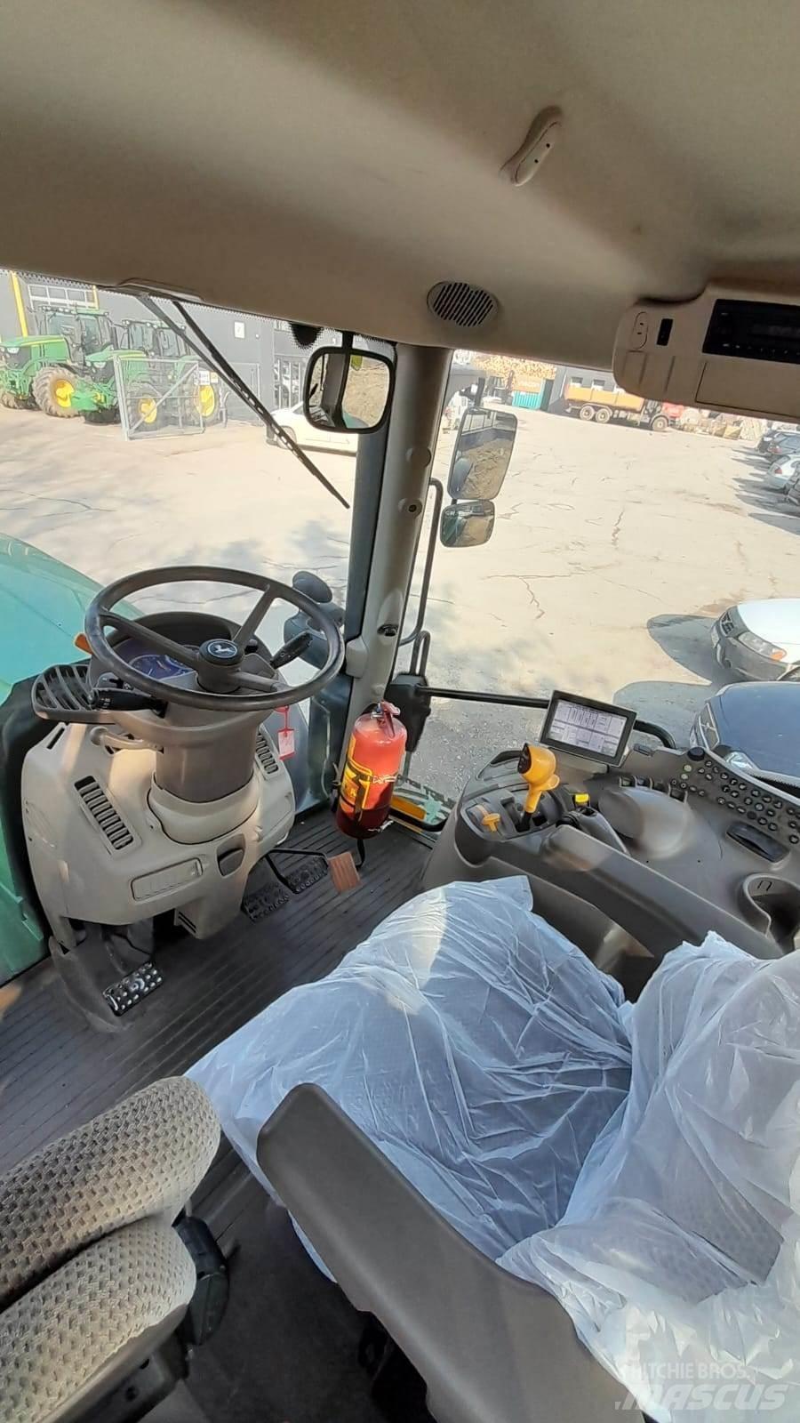 John Deere 6215R الجرارات