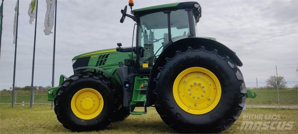 John Deere 6215R الجرارات