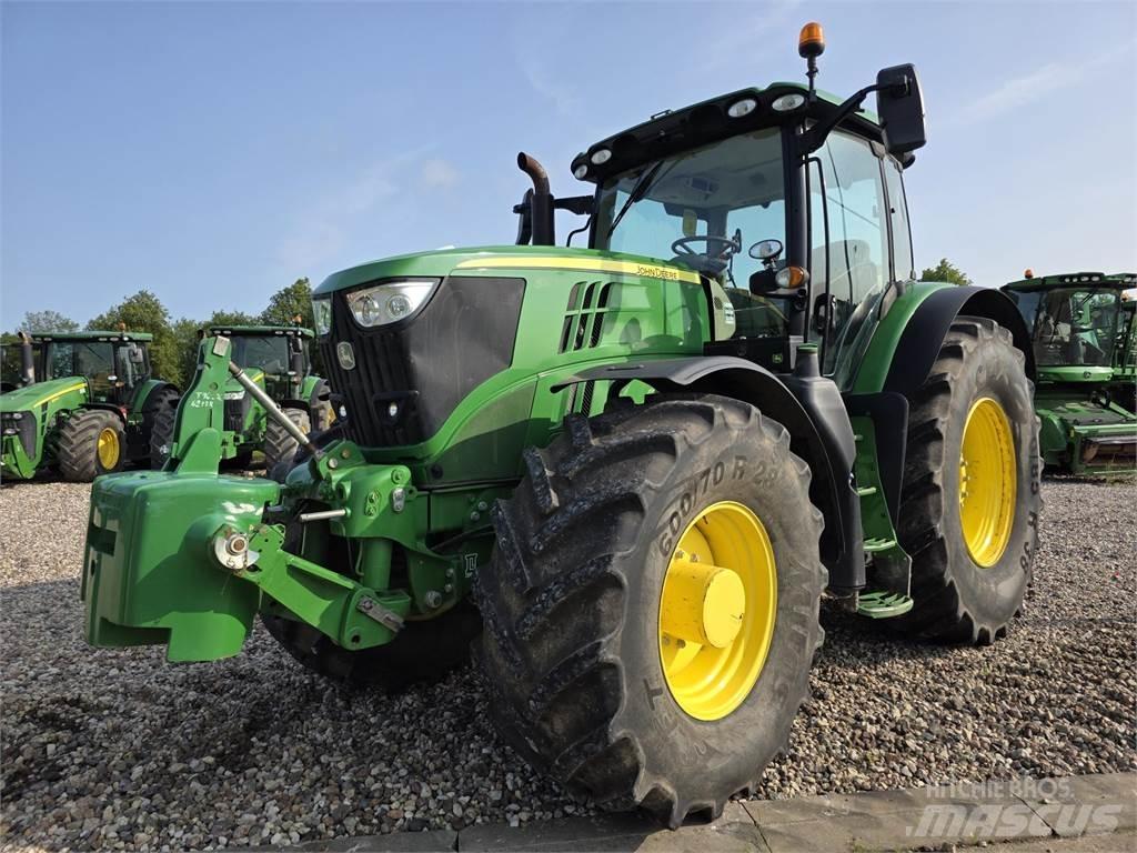 John Deere 6215R الجرارات