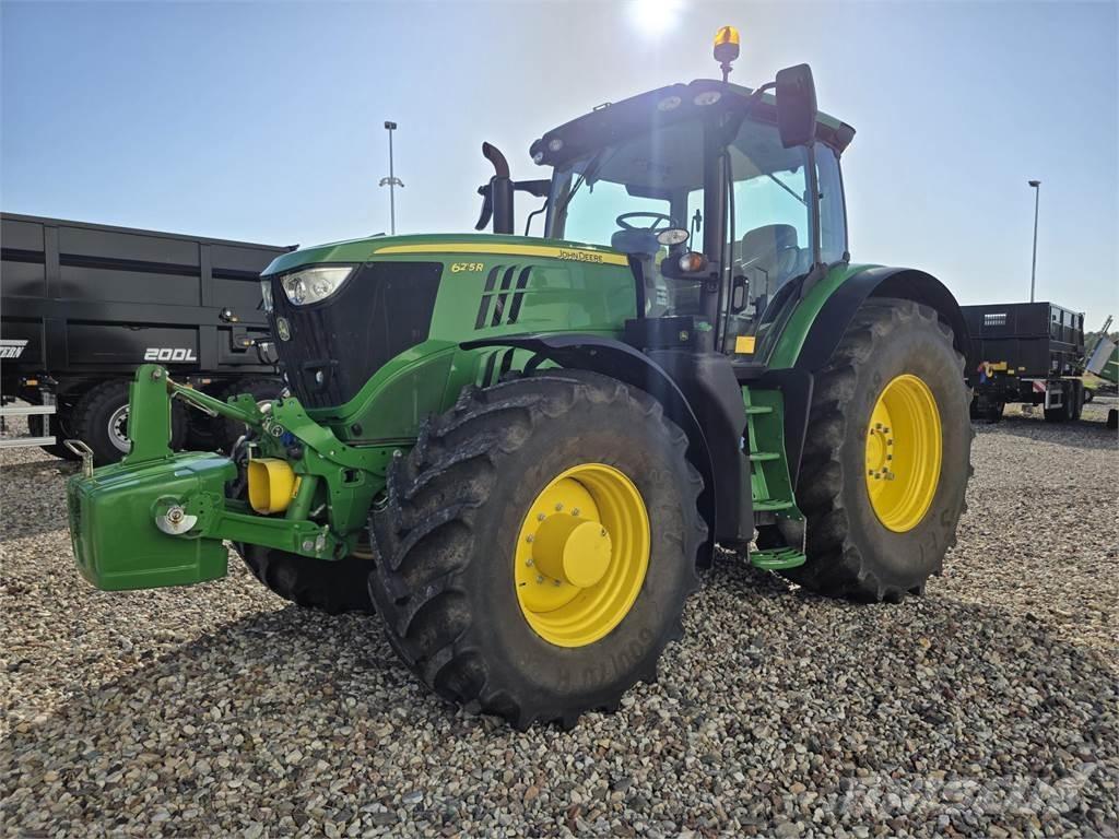 John Deere 6215R الجرارات