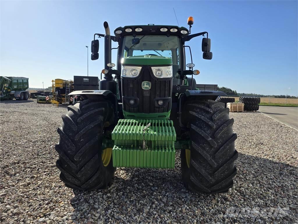 John Deere 6215R الجرارات