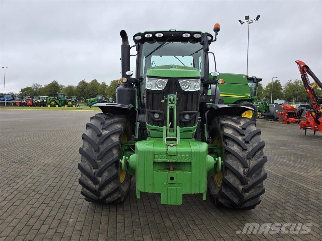 John Deere 6215R الجرارات