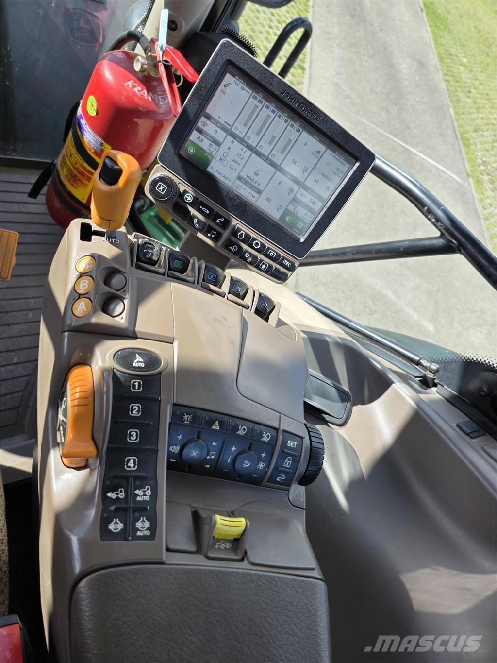 John Deere 6215R الجرارات