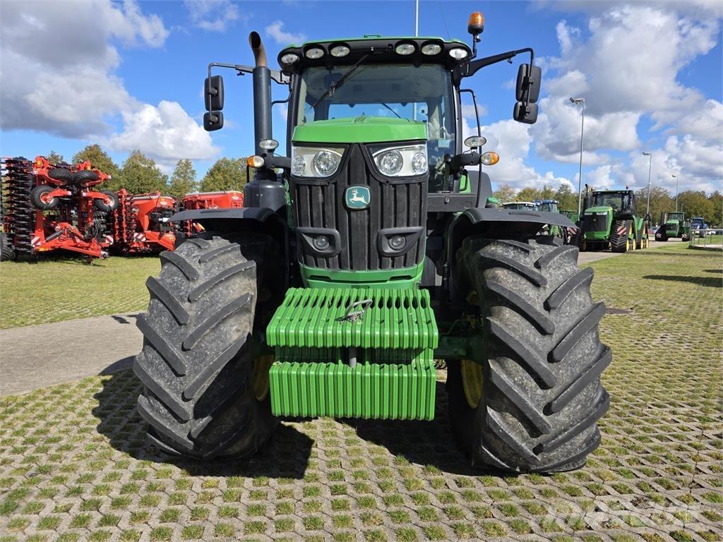 John Deere 6215R الجرارات