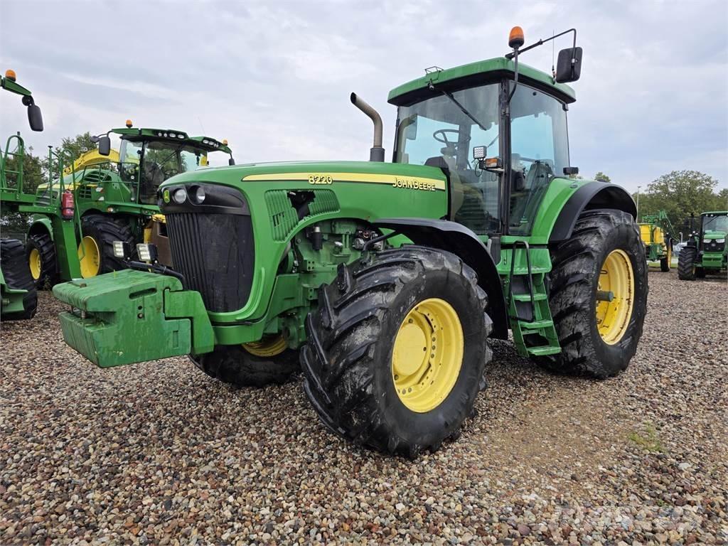 John Deere 8220 الجرارات