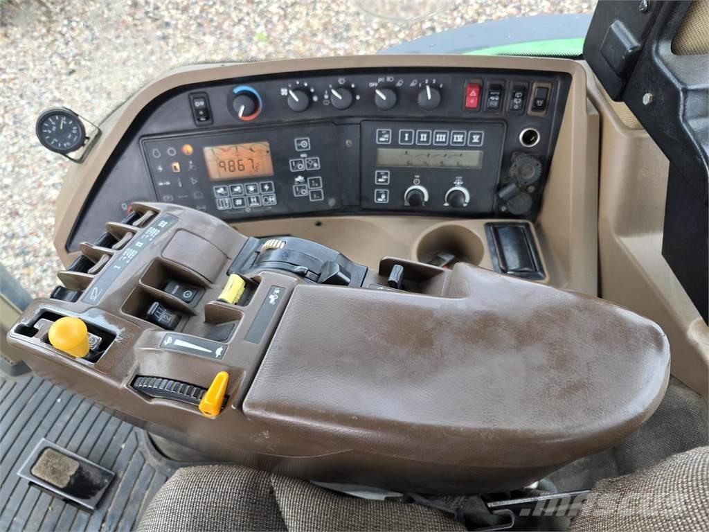 John Deere 8220 الجرارات