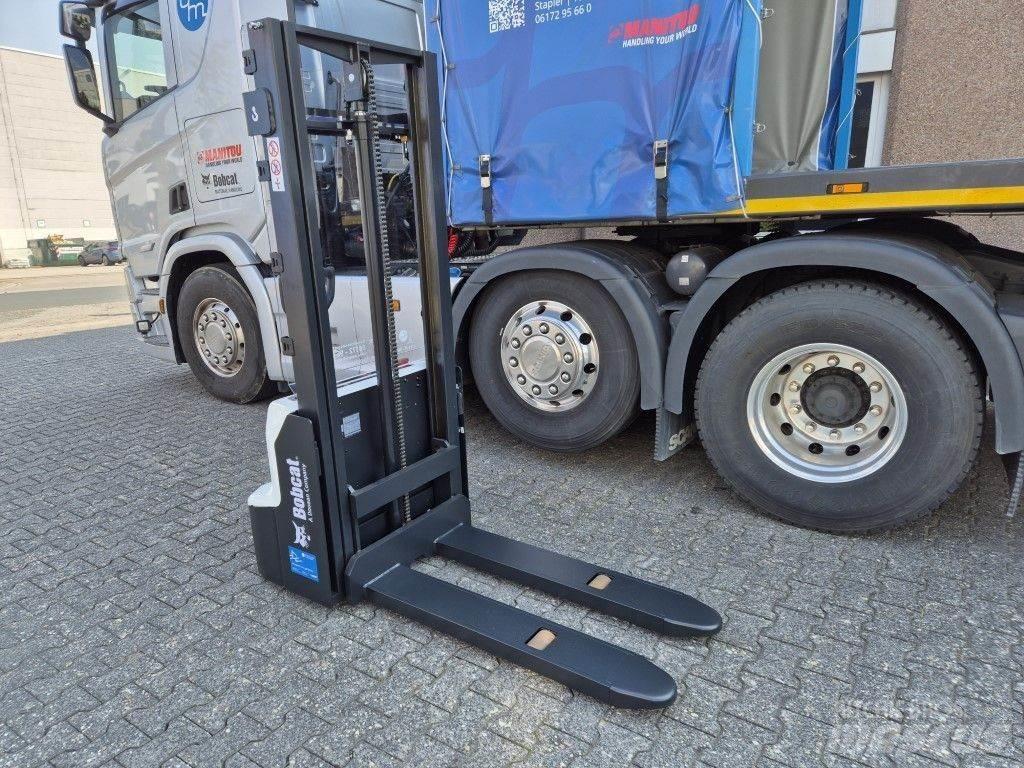 Bobcat LSM12N معدات التكديس الجوالة