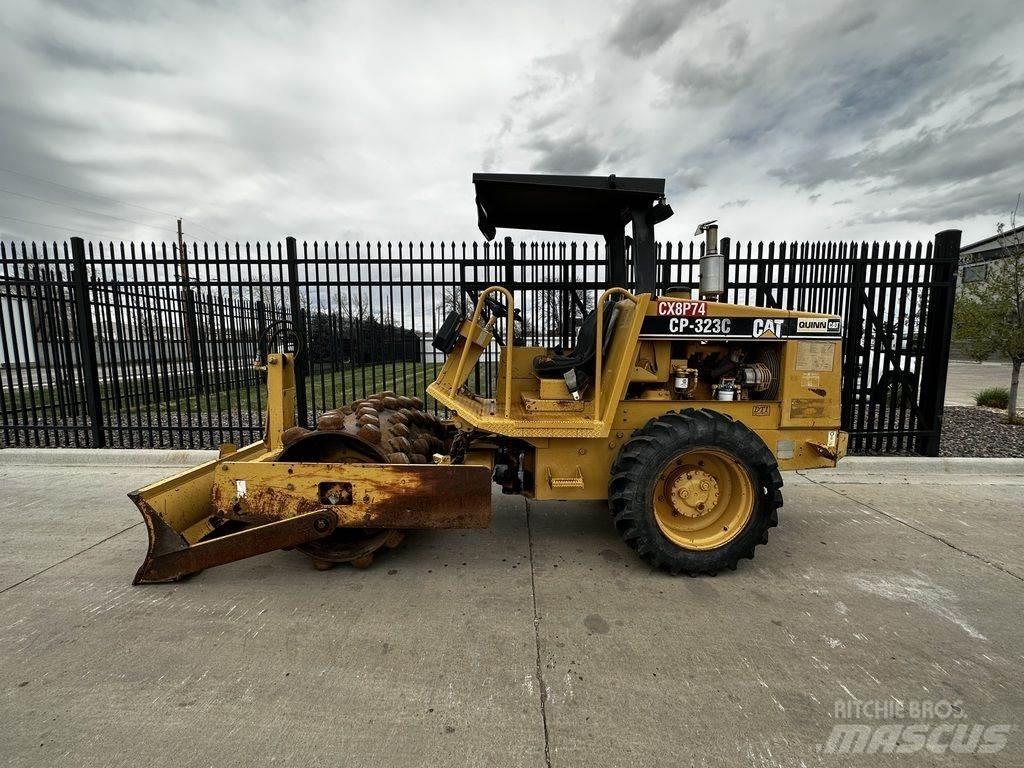CAT CP-323C الجرارات